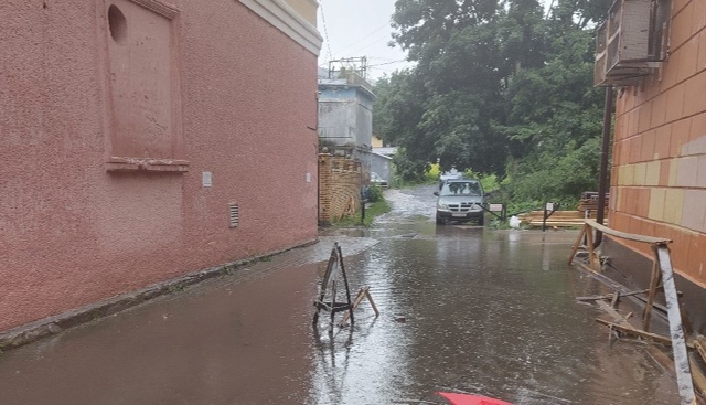 ☔️ После дождей вода подтапливает дом в Смоленске.
В...