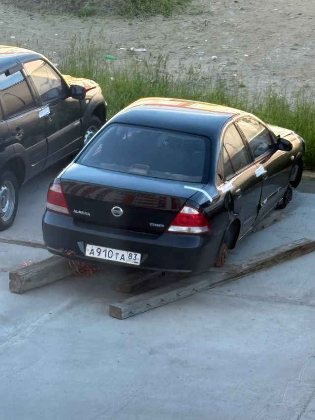 Так и живем,вид из окна.открытые колодца,старые плиты ,?...