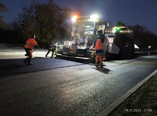 Аллея Дружбы
Темнота не мешает Азимуту укладывать вер...