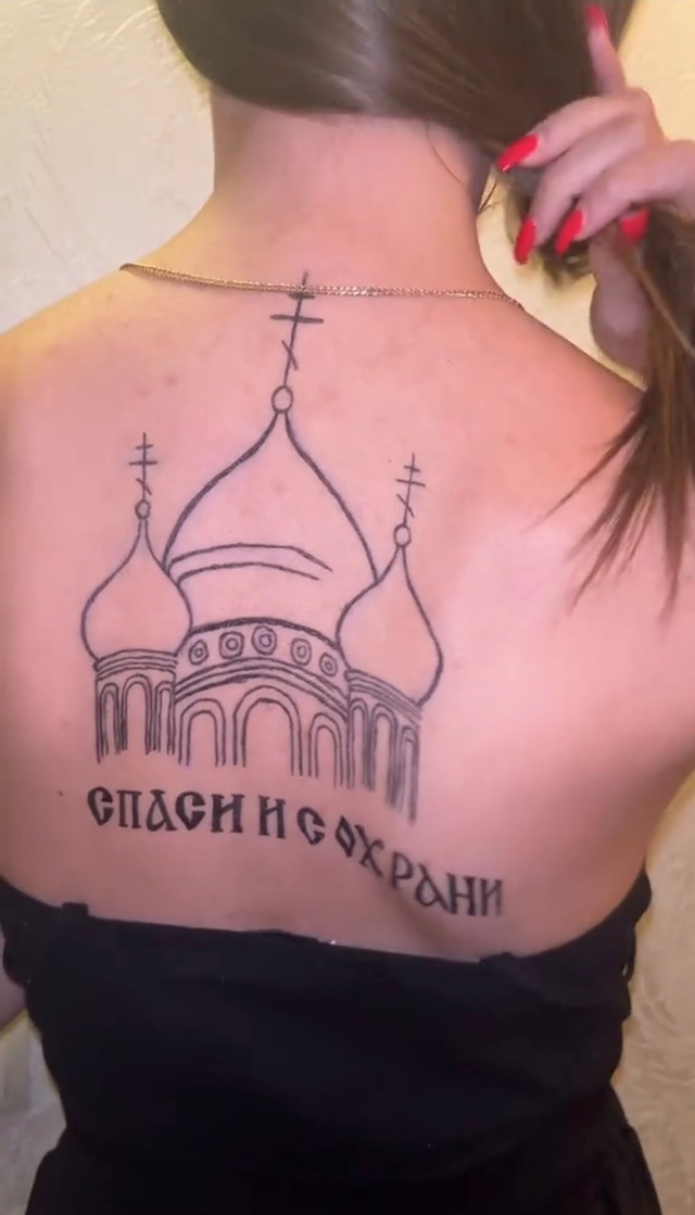 Как относитесь к таким ТАТУИРОВАМ у девушек???
Анонимно