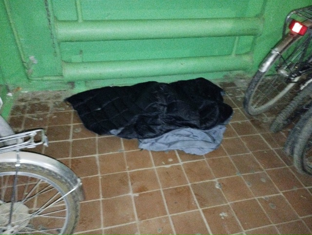 Что за бомжи спят в лк60 2 подъезд