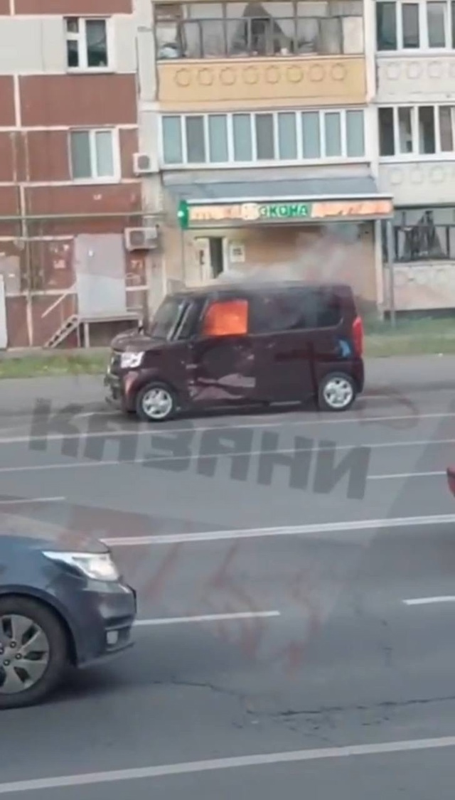 В Казани неадекватный мужчина сжег машину девушки из-з...