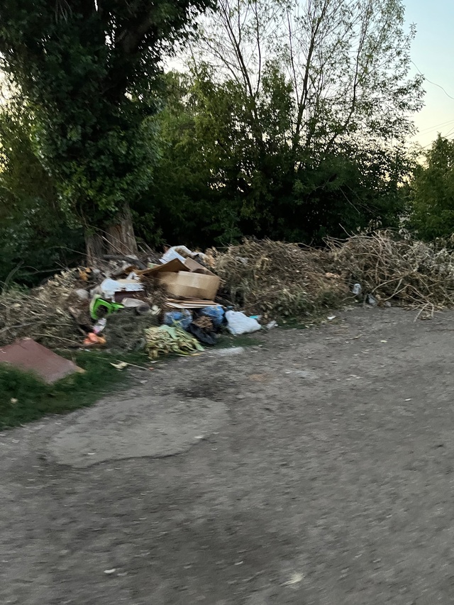 Вот такой срач устроили возле паспортного стола сами ж...