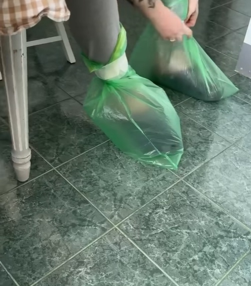 Птица уже пожалела, что залетела сюда