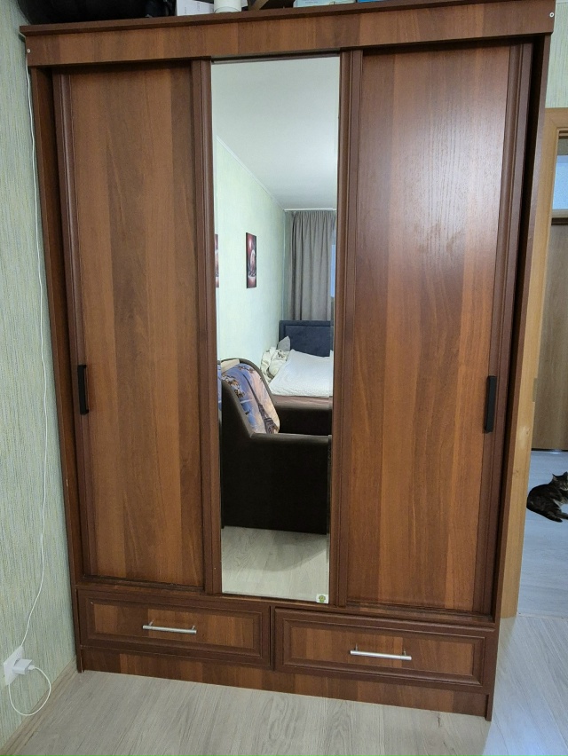 Продам пеленальный комод 1000 р, шкаф-купе с зеркалом 1,5 м...