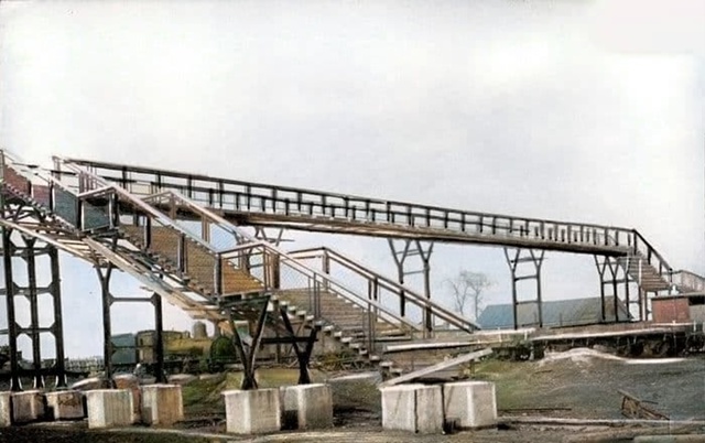 ⚡⚡ Пешеходный мост и паровоз на ст. Сюгинская, 1951г.
Ис?...