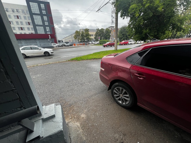 Хорошо хоть в переходе не припарковались. Как можно та?...