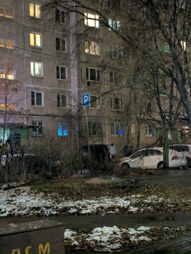 Московский бульвар 5, кидают из окна петарды. Целятся в ...