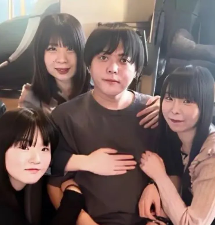 🇯🇵 Японец попытался собрать гарем как в аниме, а теперь моет туалеты
Мужик захотел в реале повторит