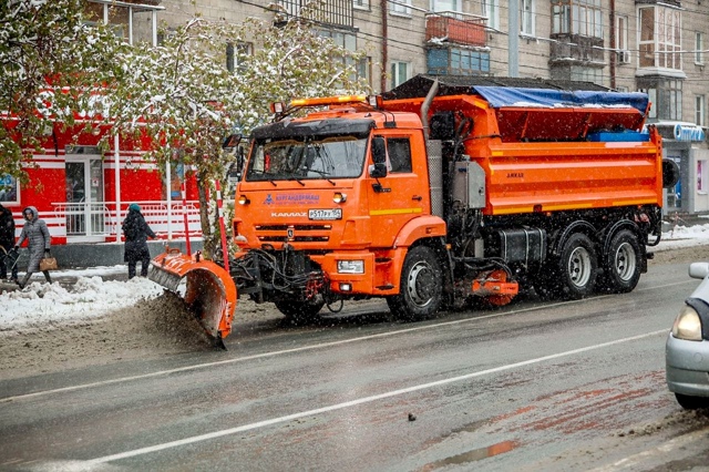 Дopoжныe cлужбы Ηoвocибиpcкa уcтpaняют пocлeдcтвия cнeгoпaдa
Зa c...