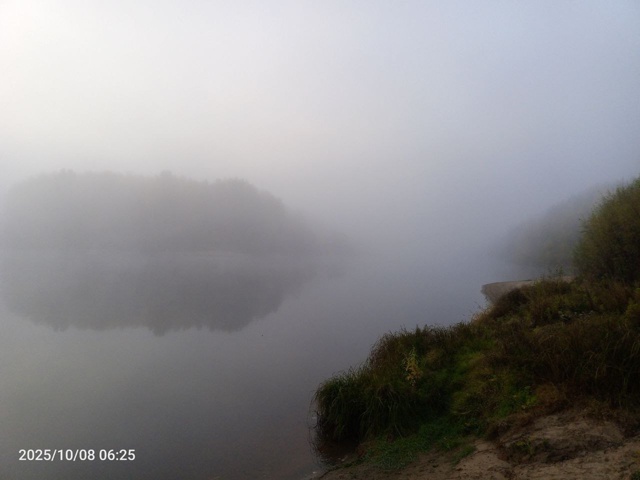 Ночная Асташиха.
Ночь. Туман. Фонарь. Деревня.
Одинока?...