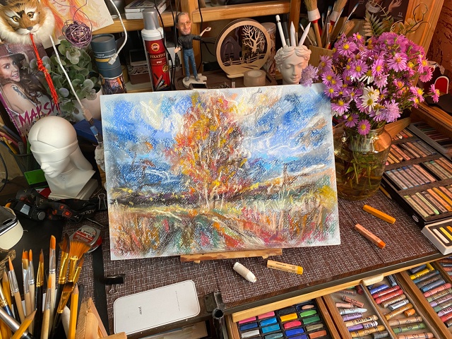 Карандашами и пастелью рисовал .
В цифре в основном на ?...