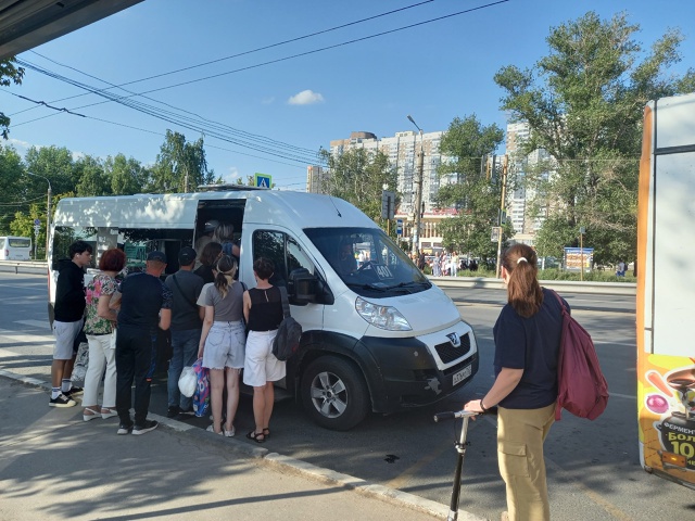 Каждый будний день в час пик, на конечной центрального ...