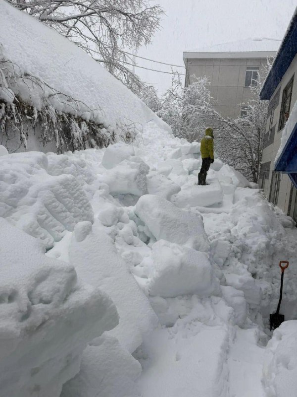В Петропавловске-Камчатском мужчина погиб после схода снега с крыши многоквартирного дома.
По данн