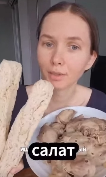 Какой-то странный салат, я бы по край ни мере его не куш?...