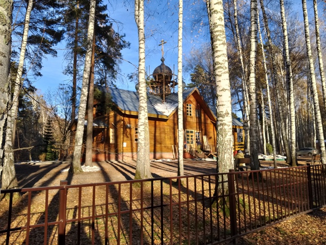 Акaдeмгopoдoк, дepeвяннaя цepкoвь в лecу нa улицe Тepeшкoвoй. Πocтpo...