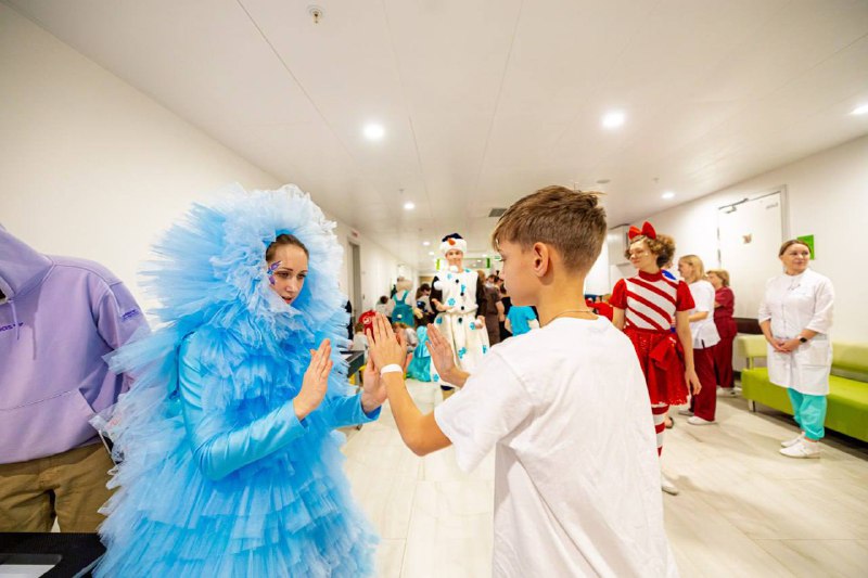 😍Спасатели в костюмах Дедов Морозов поздравляют маленьких пациентов московских больниц