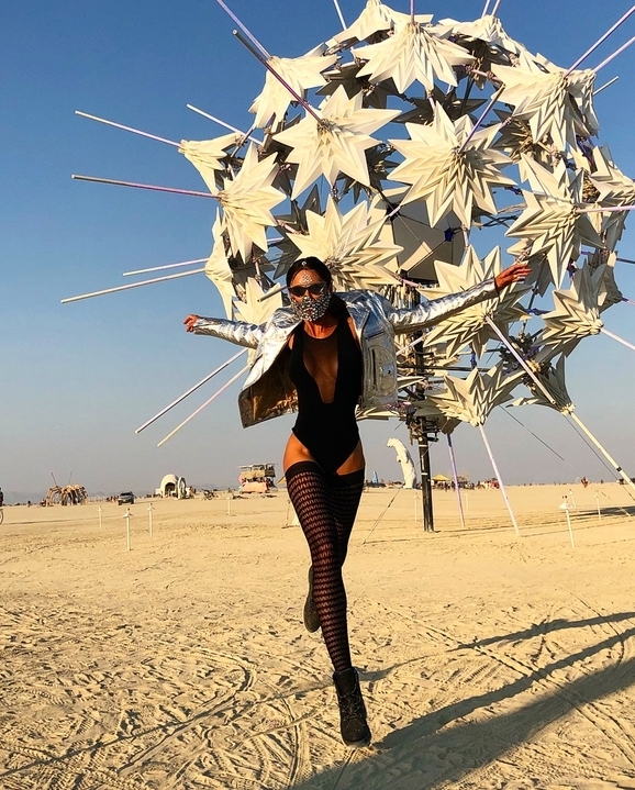 Фото с фестиваля Burning Man. Сотни арт-объектов, пыль, жара, ...