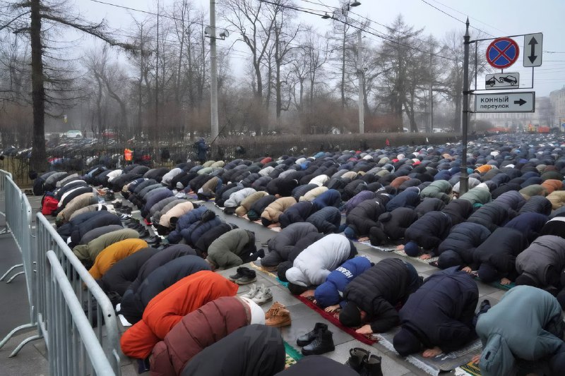 В Москве и Питере тысячи мусульман собрались у соборных мечетей на массовую молитву в честь праздник