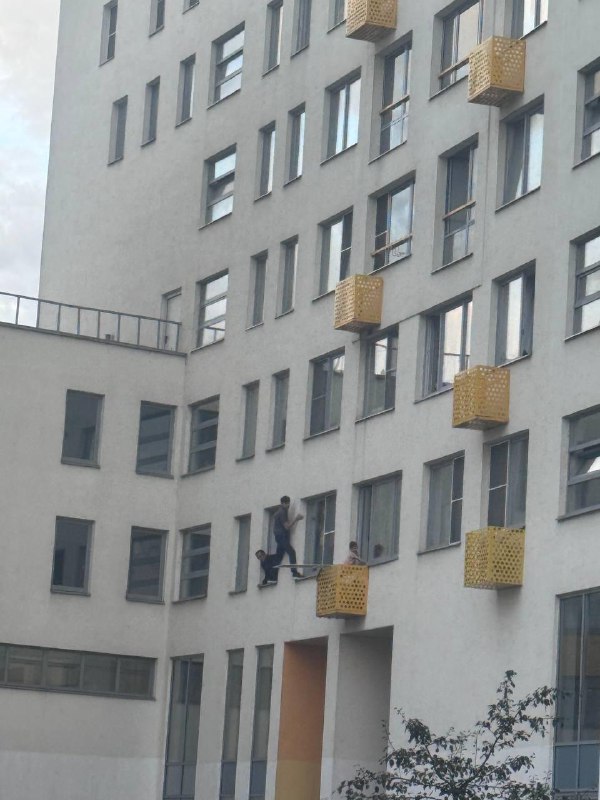 В Люберцах двухлетний пацан вывалился из окна и чудом выжил — его спасла корзина от кондиционера.
И