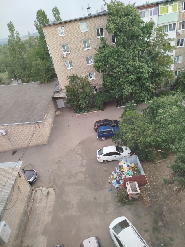 Между 6-7 домом, вот такая мусорка, открыли окно, т.к. вет?...