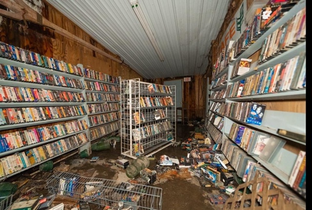 Заброшенный магазин видеокассет VHS — тысячи оставленн...