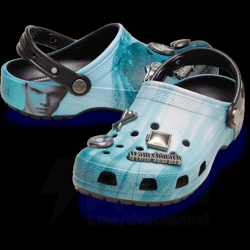 Crocs коллабнулся с «Сумерками» и выпустил две пары тематических сабо
Есть обычные — с Эдвардом и Д