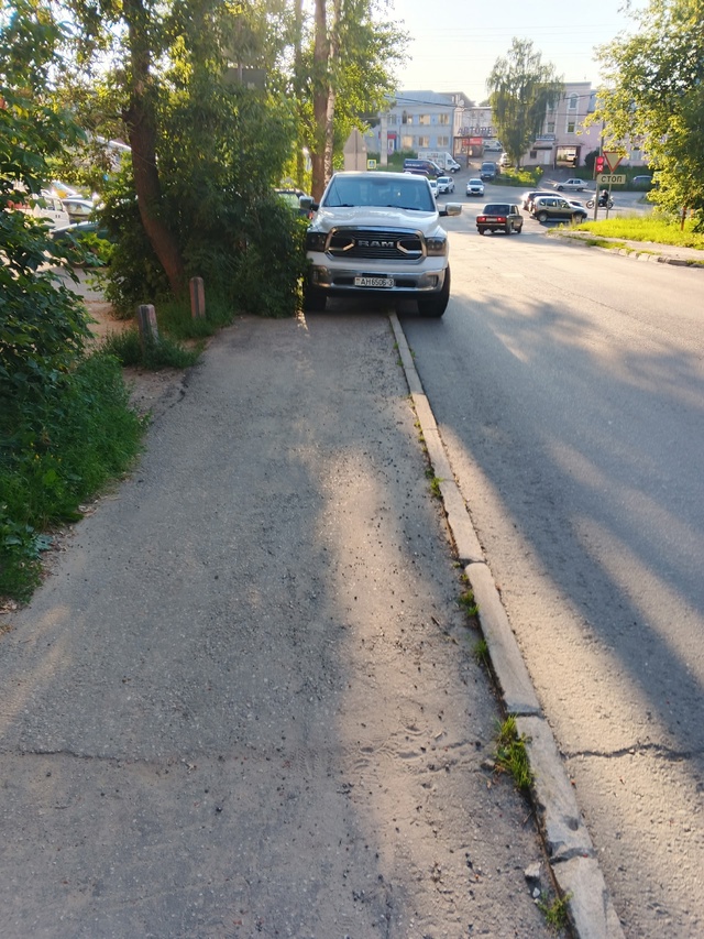 Думаем только о себе 😠 в итоге людям не пройти машине ?...