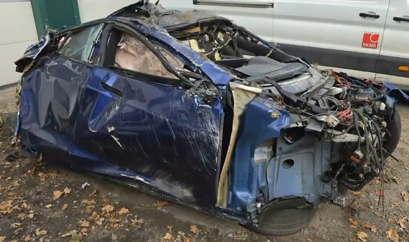 В Германии у Tesla на скорости 285 км/ч лопнула шина
Колымагу сразу сорвало с траектории, она неско