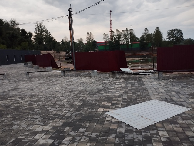Последствия грозы на скейт парке. Электрический столб ...