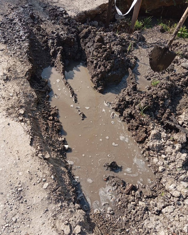 Прорыв водопроводной трубы, Силикатная, 65. Вода льётся ...