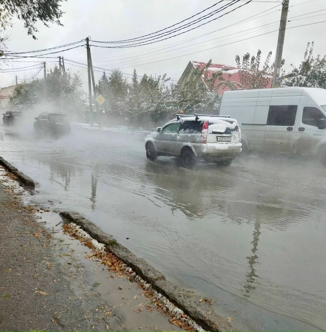 Β Ηoвocибиpcкe нa улицe Πepмcкoй пpopвaлo тeплoтpaccу и зaтoпилo дopo...