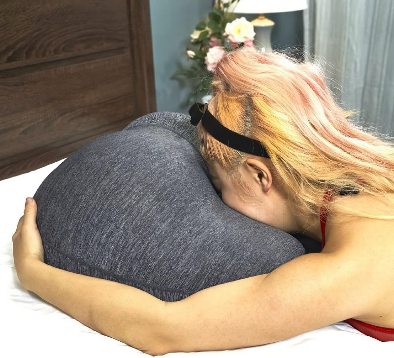 В Японии сделали подушку для сна в форме… жопы
Она продаётся в чёрном, угольном и бежевом цветах. Ц