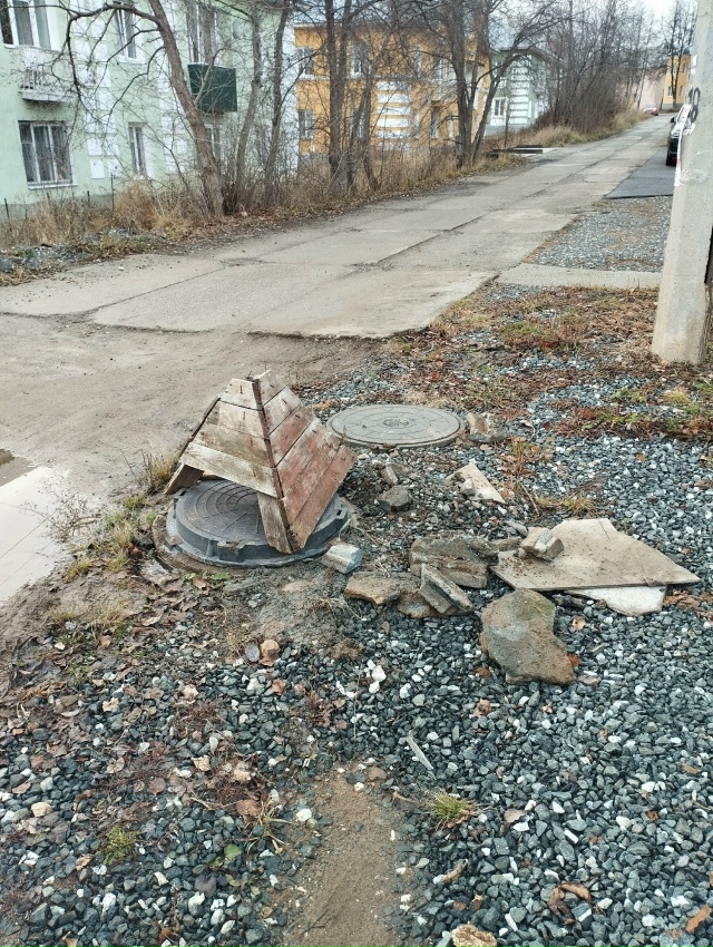 Ул. Яблочкова, Крышку колодца спустя три года наконец-т...