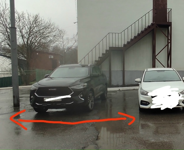 Парковка практически пустая!!!!
Но пожилому мужчине хо?...