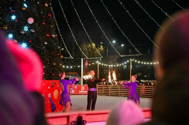 ⛸Каток у кинотеатра «Искра» торжественно открыли
Ле...