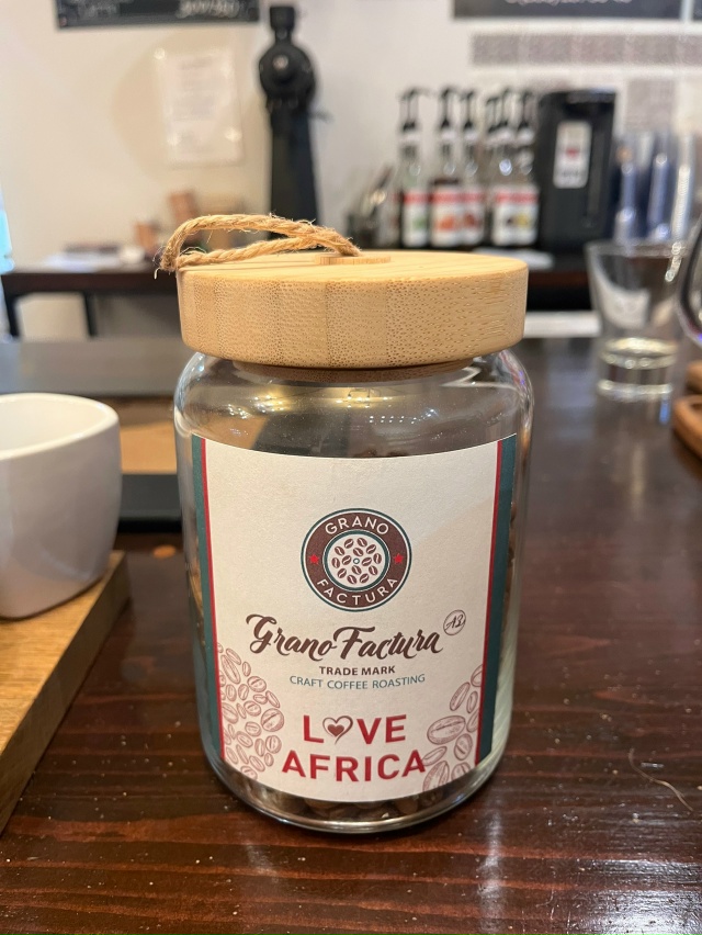 Ищем менеджера по работе с клиентами в магазин-кафе ОО?...