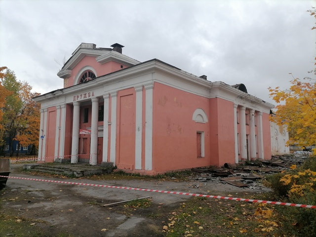 Разбирают крышу. Ремонтируют? Или сносят?..