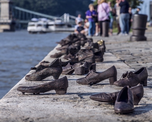 Памятник напоминающий о зверствах нацистов.
60 пар желе...
