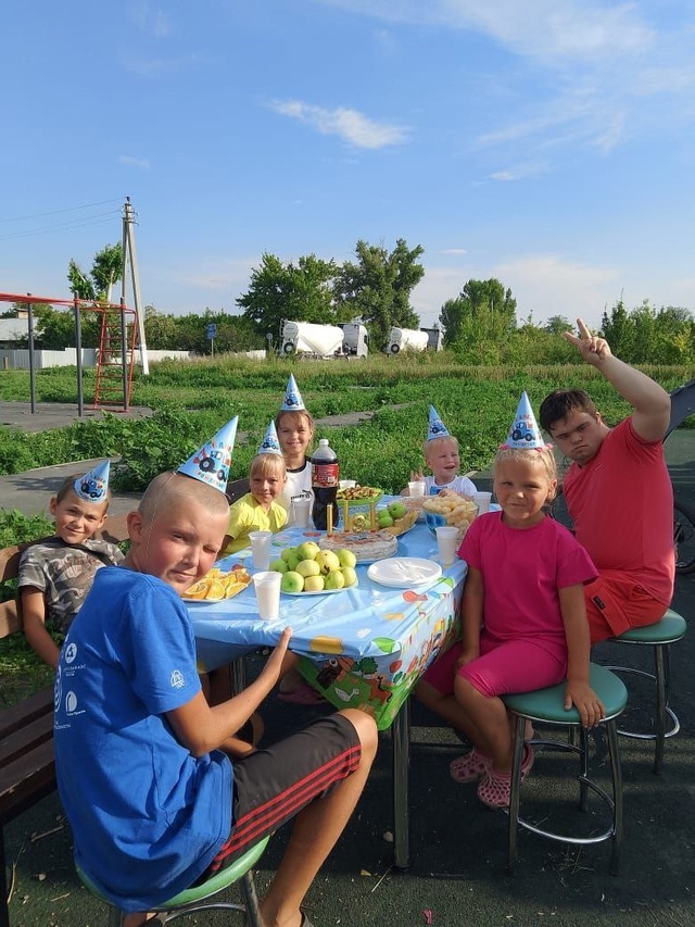 ? На сквере имени Героя Советского Союза Зинаиды Маре...