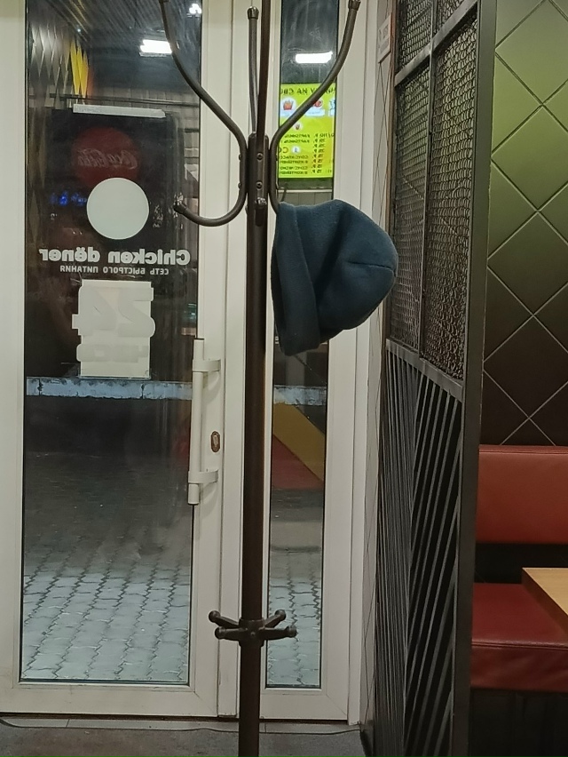 Анонимно.
На днях оставили шапку в Чикен Денер.