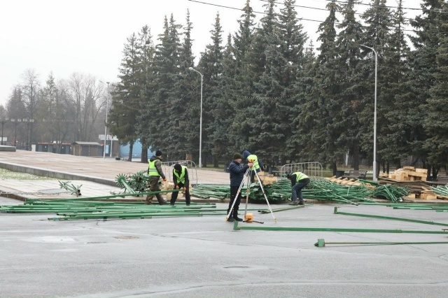 🎄На «Горсовете» в Уфе начали устанавливать 30-метрову?...