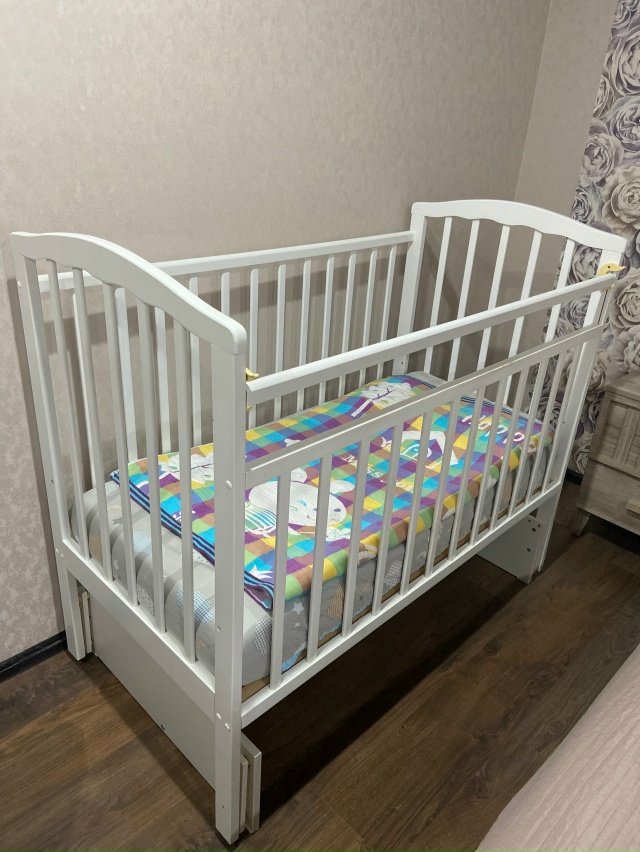 Продам кроватку- маятник с матрасом. Все в отличном сос...