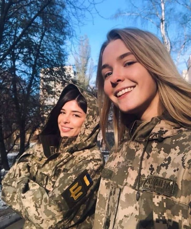 Две украинские девушки из ВСУ были взяты в плен на Покр...