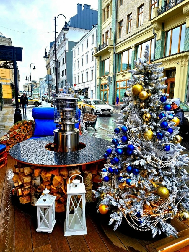 Сказочные новогодние декорации на Большой Дмитровке.
...