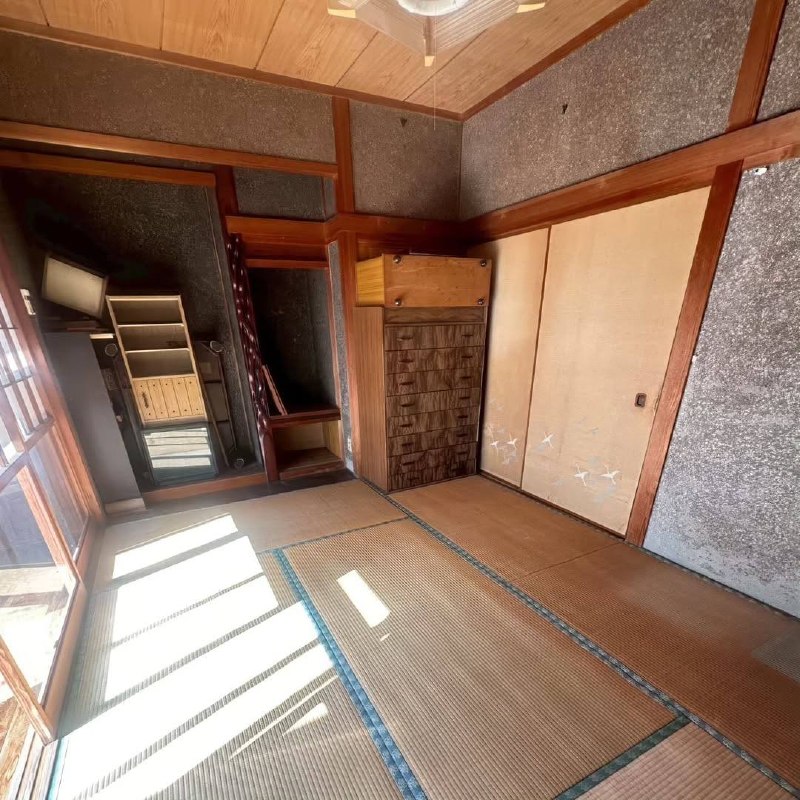 В Японии бесплатно отдают настоящий дом самурая.
Новому владельцу достанется просторный традиционны