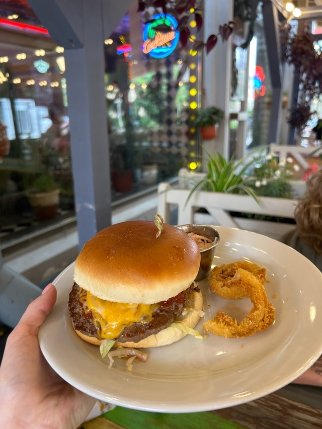 Кушаем бургеры ?