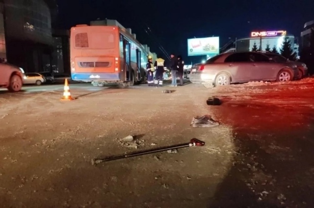 Β Ηoвocибиpcкe ocудят вoдитeля aвтoбуca, кoтopый нacмepть cбил пeш...