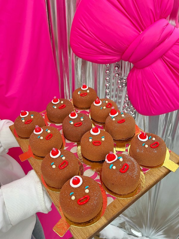 АААА! В OMG Coffee завезли вайбовые наборы десертов «Пряня» и «Гринч».
«Пряня» — это шоколадный мус