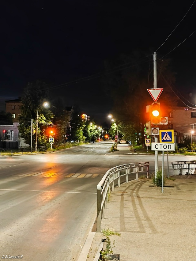 Просто выглянул в окно,
... Улица пустая...
Ни одной живой...